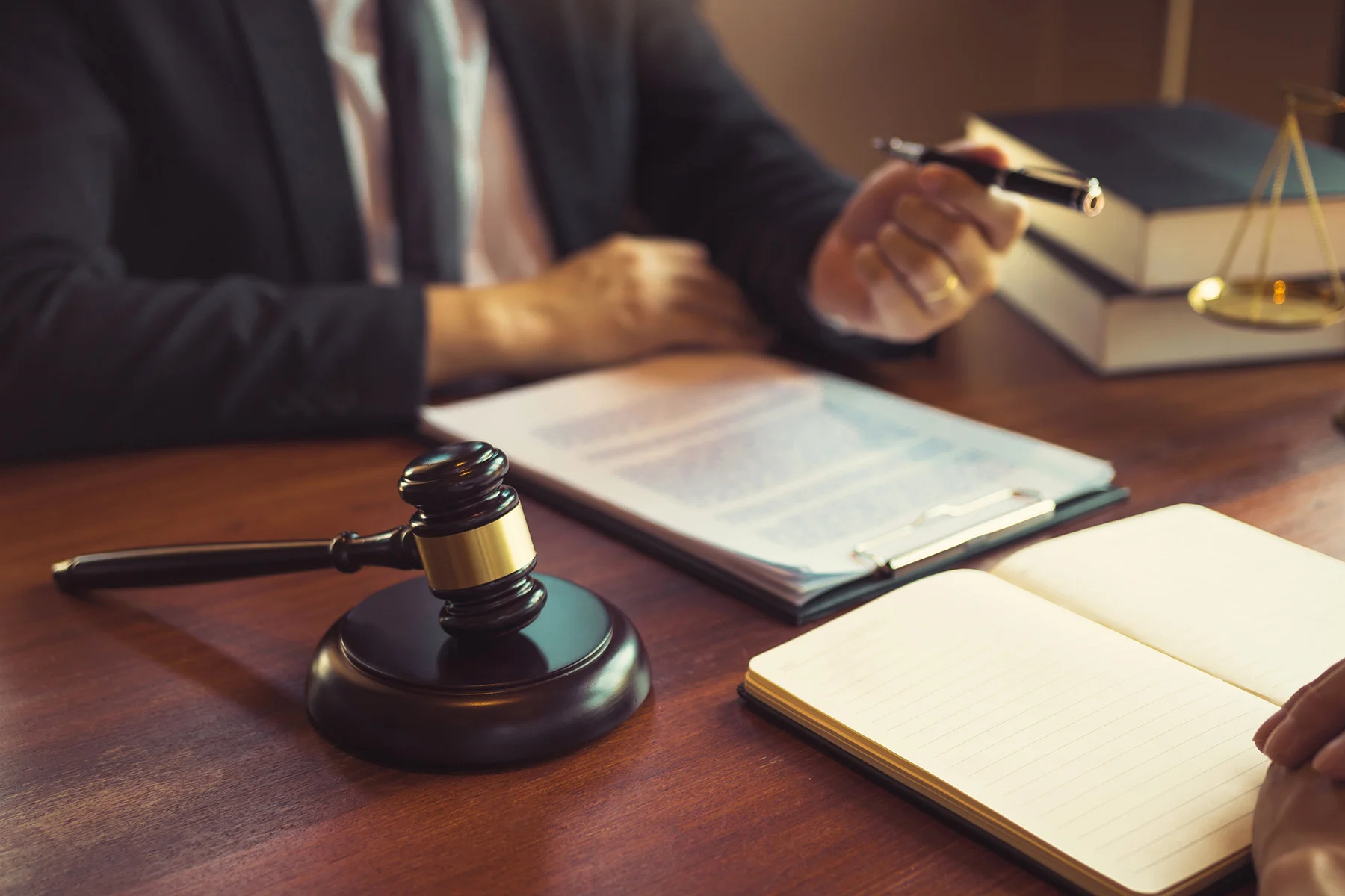 법률문서를 확인하는 전문 상담 장면