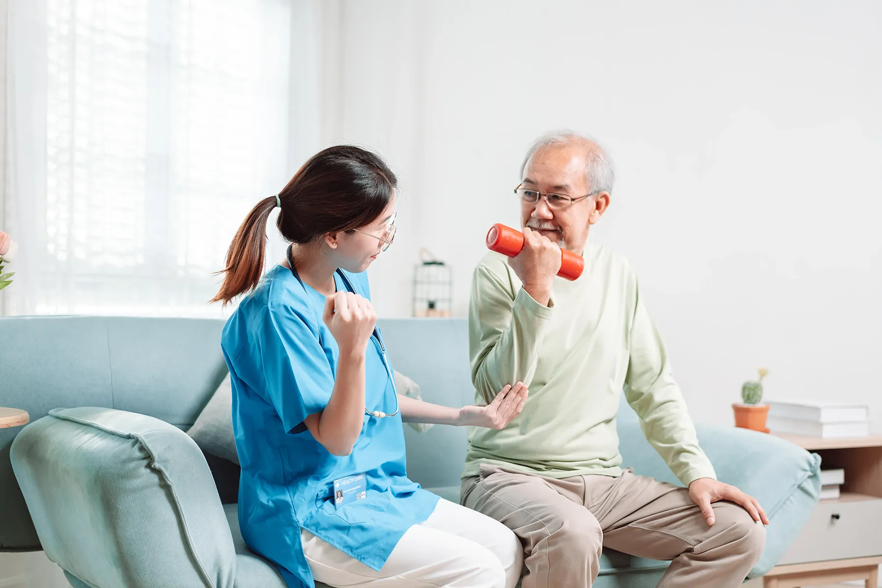 간병인이 어르신의 운동을 돕는 모습